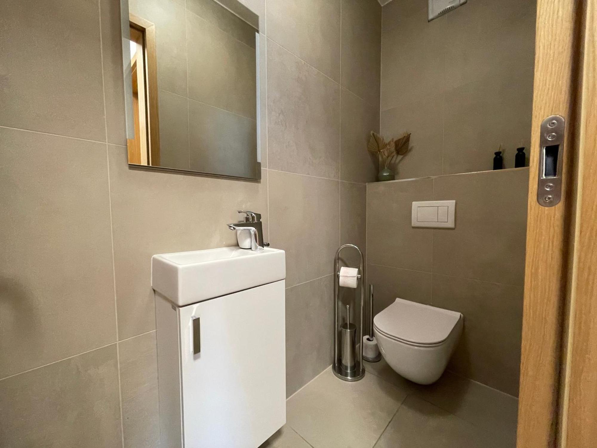 Apartman V III Veziach S Vyhladom, Pri Stadione A S Garazou Zadarmo Bratislava Exterior photo
