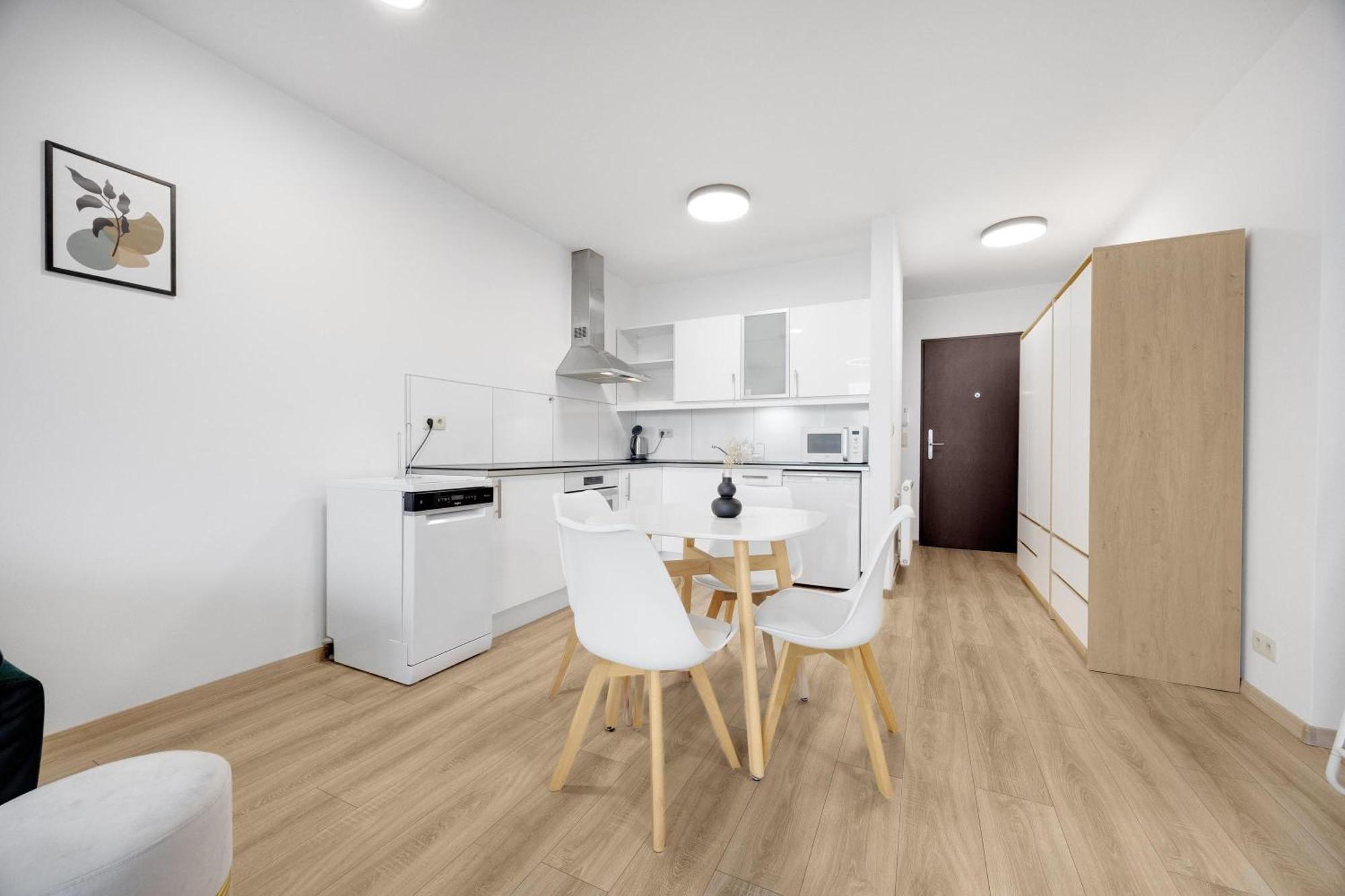 Apartman V III Veziach S Vyhladom, Pri Stadione A S Garazou Zadarmo Bratislava Exterior photo